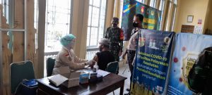 Tingkatkan Imun Tubuh, Kodim 0735/ Surakarta Gelar Serbuan Vaksinasi Booster Bagi Masyarakat di Pasar Gede