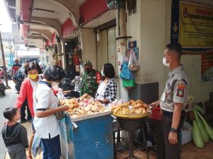 Turun ke Pasar Babinsa Bersama Satpam Berikan Himbauan Prokes