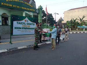 Semarak Ramadhan, Koramil 04/Jebres Bagikan Takjil Buka Puasa