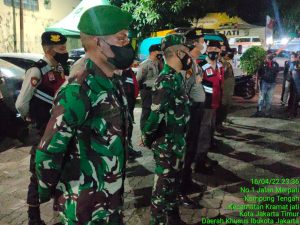 Pelihara Kondusifitas Wilayah Teritorial, Koramil 05/Kramatjati Bersama Tiga Pilar Giat Patroli Kamtibmas
