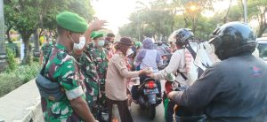 Berbagi Kebersamaan, Kodim Bersama Pramuka Saka Wira Kartika Bagikan Takjil