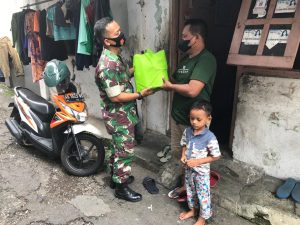 Peduli Ditengah Pandemi, Babinsa Kepatihan Wetan Berikan Bantuan Sembako Kepada Warga