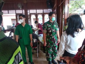 Yakinkan Penyaluran BNPT Sesuai Prokes Babinsa Terjun Langsung Laksanakan Pemantauan