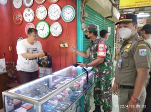 Jangan Bosan !!!! Terus Bagikan Masker Di Pasar PD Jaya Bojong Indah oleh Babinsa Koramil 04/Cengkareng