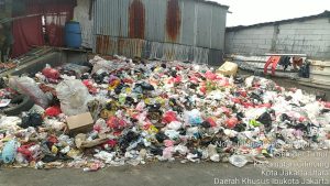 Sampah di Penampungan Sementara Rawamalang Timbulkan Bau Menyengat