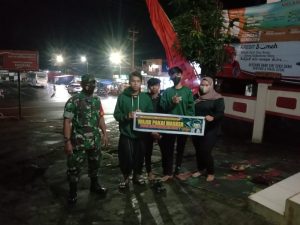 Patroli Malam, Babinsa Ajak Warga Patuhi Protkes