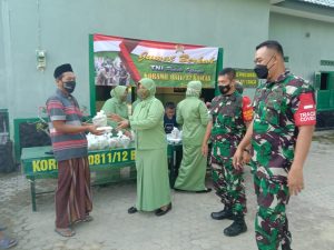 Aksi Sosial Koramil 0811/12 Bancar Tuban Bersama Persit KCK Cabang XXVI Ranting 13, Bagikan Nasi Kotak Dan Takjil
