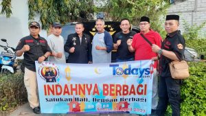 DPP LPPK Bersama Dengan Media Online Komunitastodays.com Bagikan Takjil di Perempatan Lampu Merah Puri Kembangan