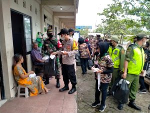 Kompak..!! TNI POLRI Bersama FKPPI 1135 Surakarta Bagikan Takzil Gratis Jelang Berbuka