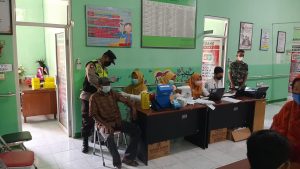 Koramil 14/Jatisrono Terus Dampingi Vaksinasi Yang Dilakukan Tenaga Kesehatan