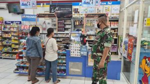 Babinsa Kelurahan Jajar Terapkan PPKM di Swalayan Indomart, Ini Tujuannya