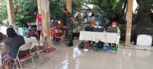 Dukung Percepatan Penanganan Covid-19, Babinsa Sewu Dampingi Pelaksanaan Vaksinasi di Wilayah