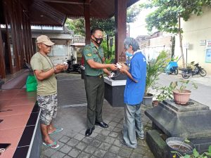 Tanpa Lelah, Sertu Warseno Bagikan Masker Gratis di Wilayah