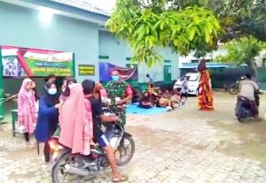 Peduli Dengan Sesama, Koramil 0811/12 Bancar Tuban Bersama Pramuka Saka Wira Kartika Bagikan Takjil Yang Dihibur Oleh Kesenian Tradisional Barongan