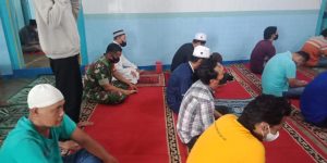 Kompak..!! Babinsa Bersama Bhabinkamtibmas Kepatihan Wetan Sholat Jum’at Berjamaah Bersama Warga