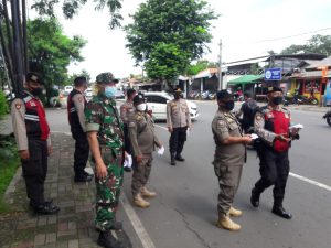 Babinsa Bersama Bhabinkamtibmas dan Tiga Pilar Amankan Jalur Mudik Lebaran H-3 Melalui Pos Pantau