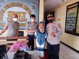 Personil Polsek Kembangan Antar Lansia Yang Tersesat