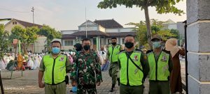 Yakinkan Sholat Idul Fitri Sesuai Prokes, Serma Teguh Terjun Langsung Laksanakan Pengamanan