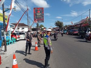 Petugas Gabungan TNI Polri Pantau Pemudik Dan Warga Agar Selalu Taati Protkes