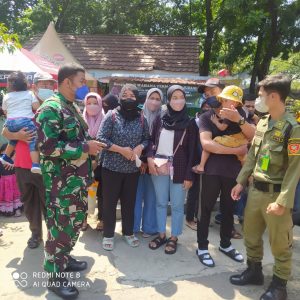 Babinsa kelurahan Jebres Bersama Linmas Berikan Himbauan Prokes di Taman Satwa Taru Jurug