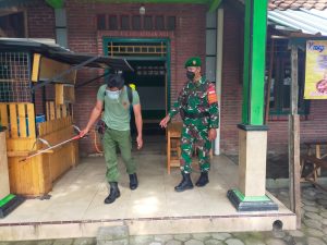 Cegah Penyebaran Covid-19, Serka Giminanto Laksanakan Penyemprotan Desinfektan