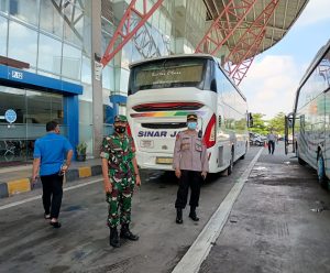Pengamanan Arus Balik Mudik H+5 Lebaran, Koramil 06/Cakung Bersama Tiga Pilar Amankan Terbus Pulogebang