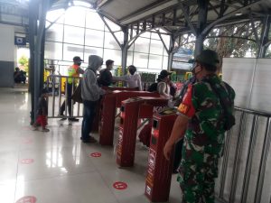 Sambangi Stasiun Purwosari, Sertu Murdianto Himbau Penumpang Kereta Api Taati Prokes