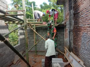 Pelda Ochsan Pimpin Anggota Bantu Perbaiki Masjid