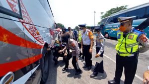 Kepala Terminal Kalideres Menghimbau Naik Angkutan Umum Mendapatkan Asuransi Jasa Raharja
