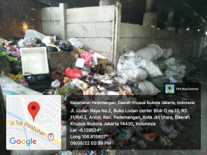 Sampah Yang Berantakan Menimbulkan Aroma Tidak Sedap Diwilayah Ancol Pademangan Jakarta Utara