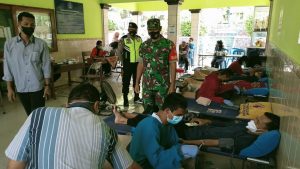 Babinsa Bersama Jajaran Forkopincam Batuwarno Pantau Pelaksanaan Donor Darah
