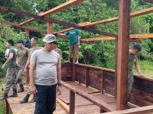 Asistensi Budidaya Pembangunan Satgas Binmas Ops Noken Mengoptimalkan Kandang Ternak