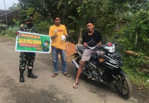 Kedapatan Tidak Menggunakan Masker, Ini Yang Diberikan Petugas Kepada Warga