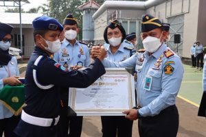 Kakanwil Kemenkumham DKI Jakarta Sematkan Kenaikan Pangkat dan Beri Penghargaan Pegawai Berprestasi di Rutan Jakarta Pusat