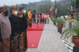 Berpakaian Beskap, Dandim Ikuti Upacara Hari Jadi Kabupaten Wonogiri Ke-281 Di Waduk Gajah Mungkur