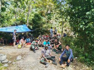 Keakraban Dan Kebersamaan Antara Anggota TNI Dan Warga Dilokasi TMMD