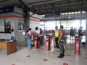 Babinsa Purwosari Dan Petugas Stasiun Berikan Himbauan Prokes Kepada Penumpang di Stasiun Purwosari