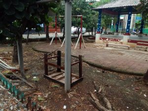 Taman Bermain Anak Di Kelurahan Semper Barat RT 13/04 Rusak Terbengkalai Tanpa Ada Perbaikan Dari Pihak Terkait