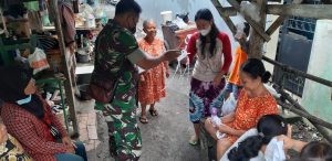Babinsa Kelurahan Bumi Terus Bagikan Masker Dan Edukasi Prokes Kepada Warga
