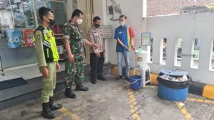Babinsa Jajar Terapkan PPKM di Swalayan Indomart, Ini Tujuannya