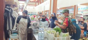 Sambangi Pasar Tradisional, Sertu Ahmad Suhartono Sisipkan Pesan Prokes