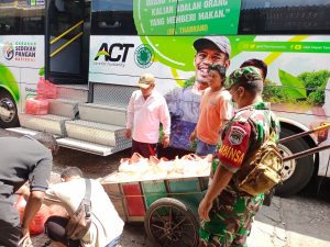 Peduli Terhadap Warganya, Babinsa, Bhabinkamtibmas Salurkan 270 Nasi Kotak