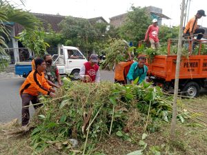 Cegah Penyebaran Covid-19, Babinsa Nusukan Bersama Tim Saberling Laksanakan Kerja Bakti Bersihkan Lingkungan
