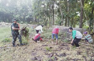 Berbaur Dengan Warga, Babinsa Gedong Karya Bakti Bersihkan Lingkungan