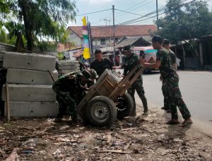 Plh. Kapenrem 051/Wkt Letda Inf Dani : Berbagai Macam Sampah Dapat Menghidupi Keluarga
