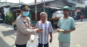 NASI KOTAK JUMAT BERKAH DALAM RANGKA MENYAMBUT HUT POLRI KE-76 DI WILAYAH HUKUM POLSEK PADEMANGAN