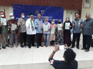 Aspem Pemkot Jakut dan Kepala BPN Bagikan Sertifikat PTSL