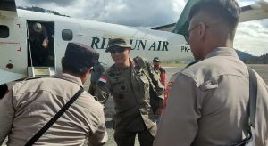 Disambut 5 Ekor Hewan Ternak Satgasres Ops Damai Cartenz Terjunkan 10 Personil Polres Intan Jaya, Bandara Bilorai