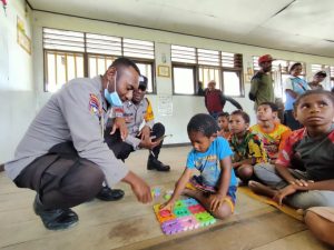 KELADI SAGU DAN SI-IPAR, Satgasres Ops Damai Cartenz Ajari Anak Belajar Sedini Mungkin , Jelang HUT Bhayangkara-76 tahun, Oksingsing