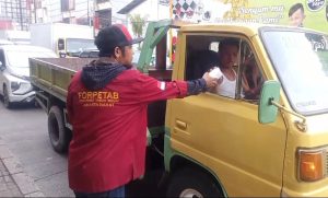 Jum’at Berkah, SKT FORPETAB (Forum Pemuda Tambora) Berbagi Nasi Bungkus